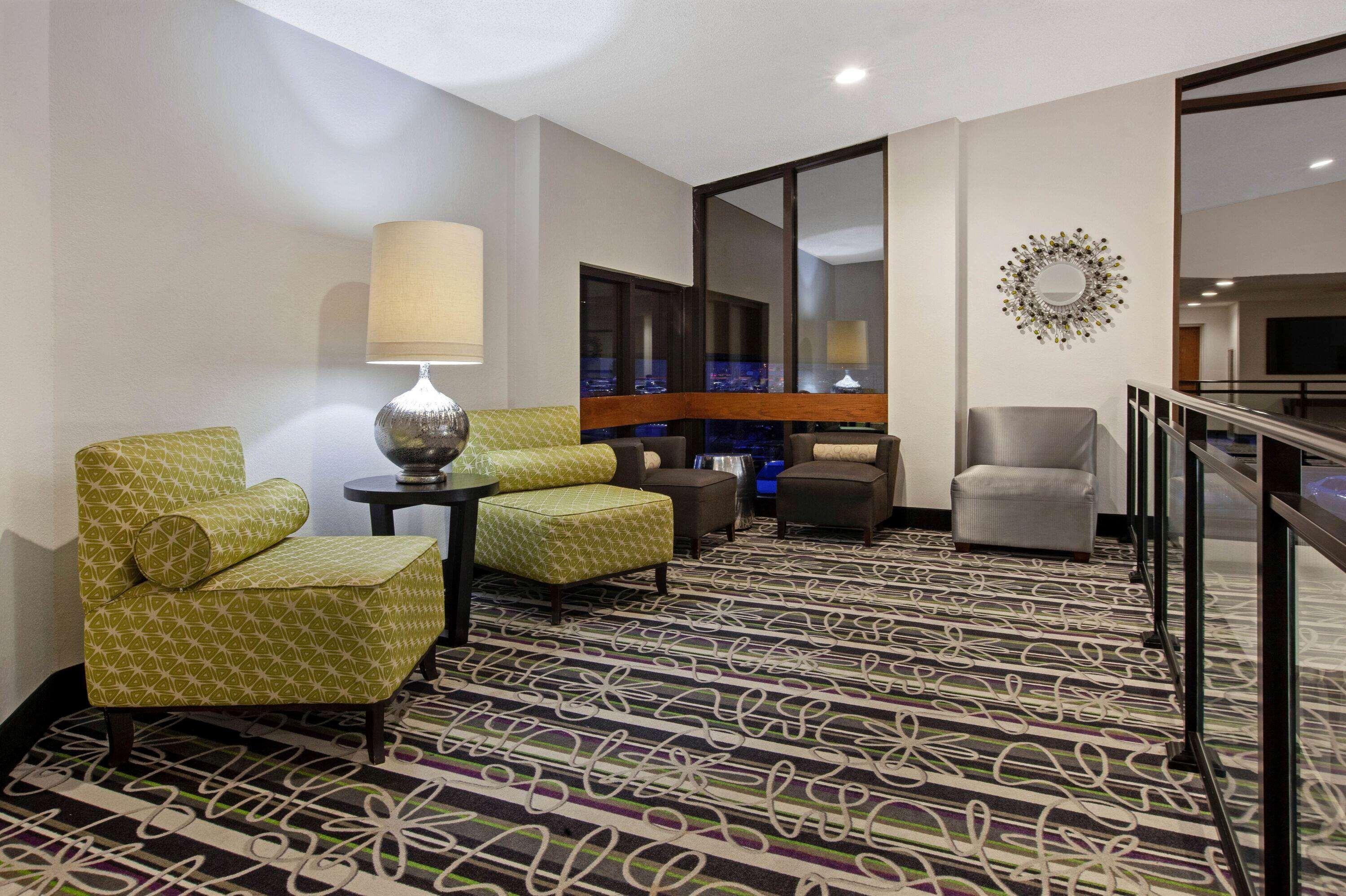 La Quinta Inn & Suites By Wyndham Detroit Metro Airport Romulus Esterno foto